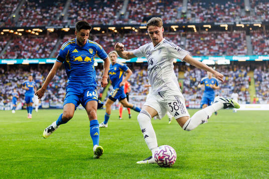 Ilia Gruev of Leeds United and Jack Fletcher of Manchester