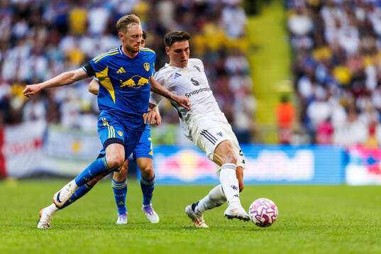 Sean Longstaff of Leeds United and Manuel Ugarte of