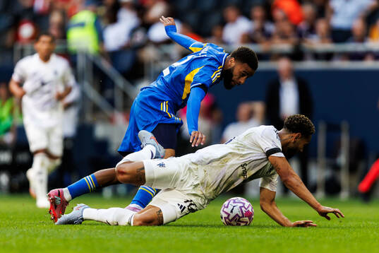 Jayden Bogle of Leeds United and Matheus Cunha of