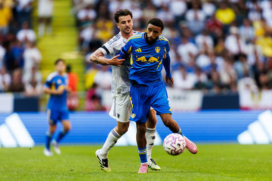 Manuel Ugarte of Manchester United and Jayden Bogle of