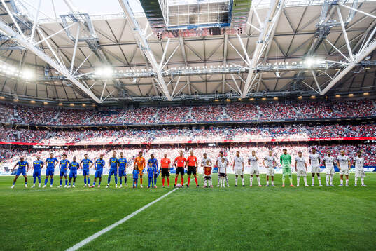 Players of Leeds and Manchester United