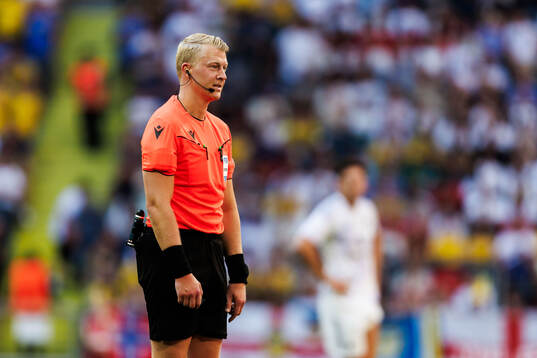Referee Adam Ladebäck