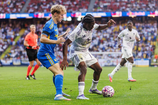 Sam Chambers of Leeds United and Patrick Chinazaekpere
