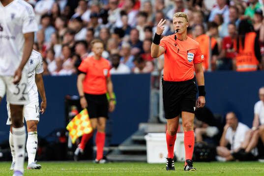 Referee Adam Ladebäck