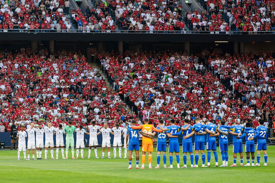 Players of Manchester United and Leeds in minute of silence