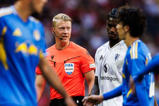 Referee Adam Ladebäck