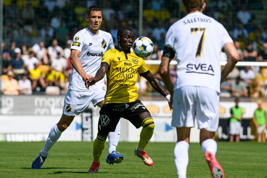 AIKs Filip Benkovic och Mjällbys Abdoulie Manneh