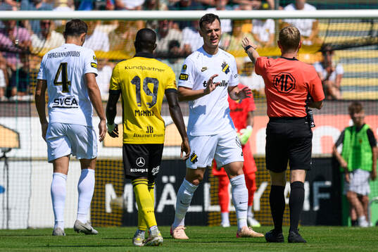 AIKs Áron Csongvai och Domare Fredrik Klitte