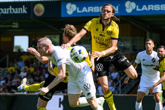 AIKs Thomas Poppler Isherwood och Mjällbys Tom Pettersson