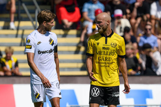 AIKs Anton Salétros och Mjällbys Viktor Gustafson