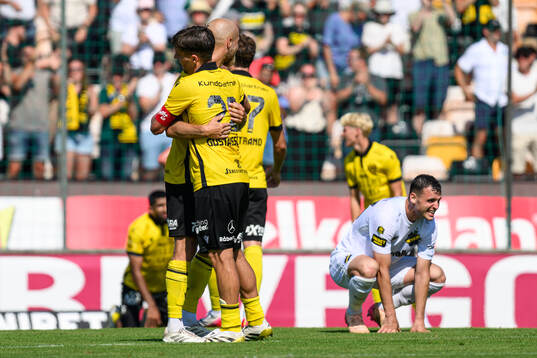Mjällbys Jesper Gustavsson och Viktor Gustafson jublar