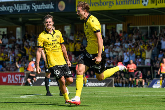 Mjällbys Jesper Gustavsson och Ludvig Tidstrand jublar