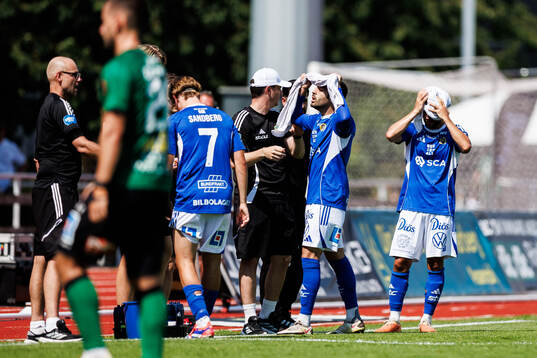 GIF Sundsvalls spelare vid ett spelavbrott på grund av