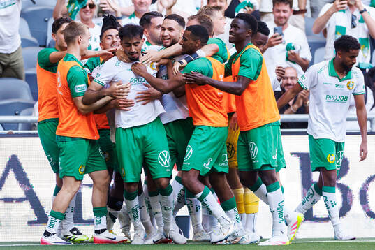 Hammarbys Montader Madjed jublar med lagkamrater