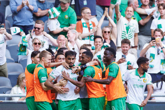 Hammarbys Montader Madjed jublar med lagkamrater