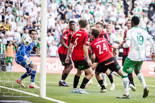 Brommapojkarnas Kevin Ackermann styr in 2-2 målet