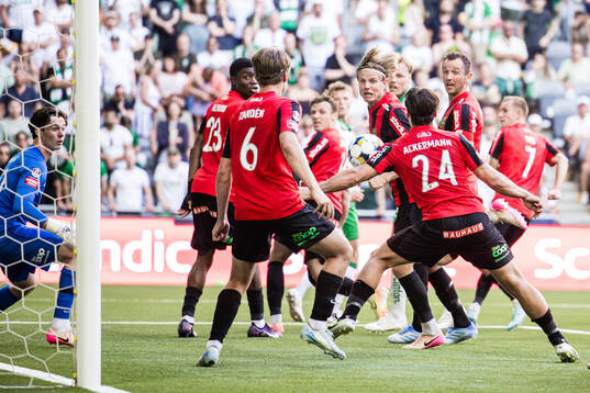 Brommapojkarnas Kevin Ackermann styr in 2-2 målet