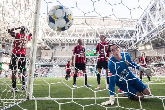 Brommapojkarnas Kevin Ackermann styr in 2-2 målet bakom