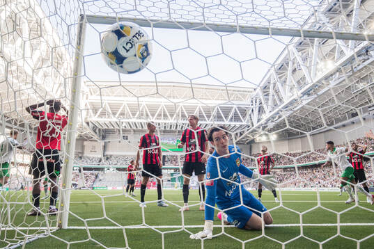 Brommapojkarnas Kevin Ackermann styr in 2-2 målet bakom