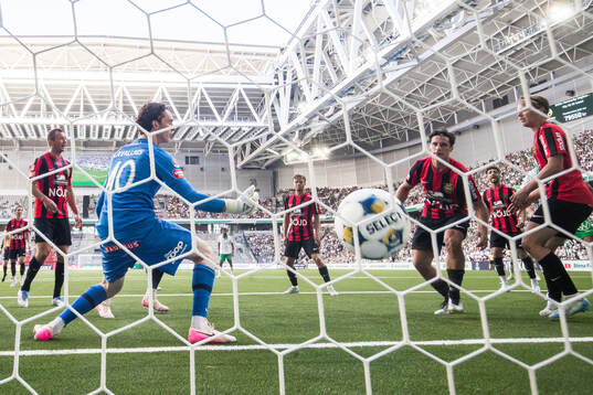 Brommapojkarnas Kevin Ackermann styr in 2-2 målet bakom