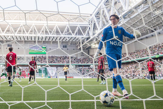 Brommapojkarnas målvakt Leo Cavallius deppar