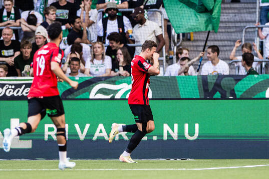 Brommapojkarnas Adam Skanning Jakobsen jublar med en
