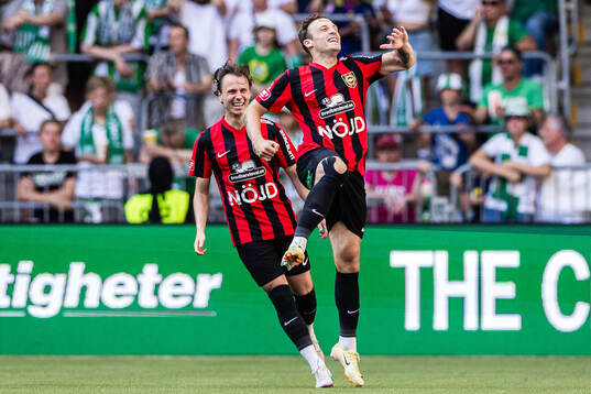 Brommapojkarnas Adam Skanning Jakobsen jublar med Alex