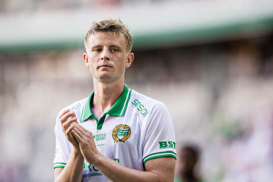 Hammarbys Frederik Winther applåderar publiken