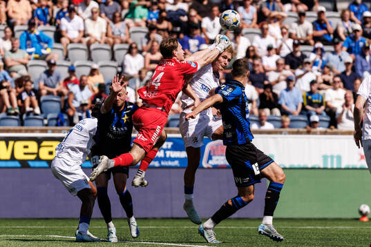 Sirius målvakt David Celic och IFK Göteborgs Max Fenger