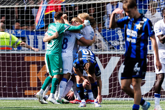 IFK Göteborgs spelare jublar