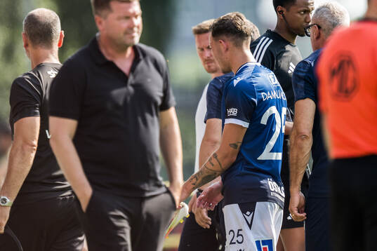 Halmstads Aleksander Damnjanovic Nilsson lämnar planen med