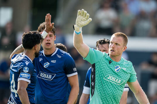 Halmstads målvakt Tim Erlandsson jublar