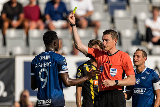 Halmstads Yannick Agnero blir varnad av Domare Oscar Johnson