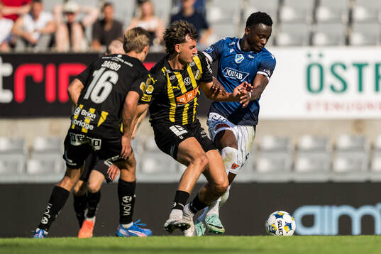 Häckens Silas Andersen och Halmstads Yannick Agnero