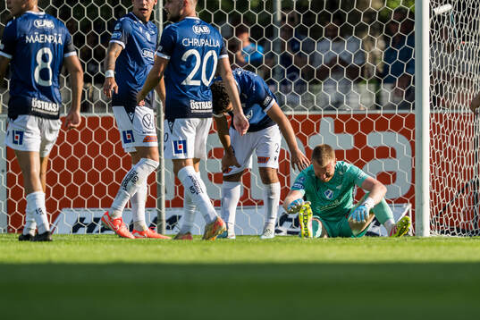 Halmstads målvakt Tim Erlandsson deppar