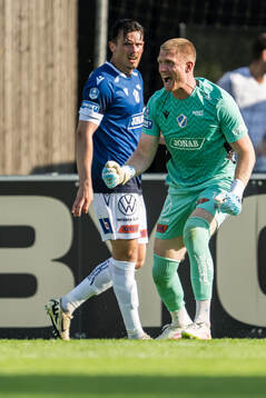 Halmstads målvakt Tim Erlandsson jublar