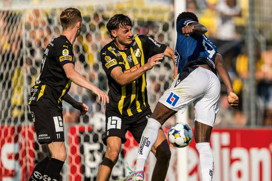 Häckens Silas Andersen och Halmstads Yannick Agnero