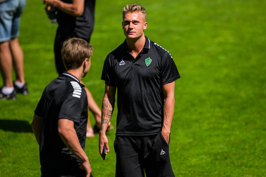 Brages spelare inspekterar planen