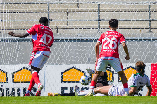 Kalmars Aboubacar Keita och Brages målvakt Viktor Frodig