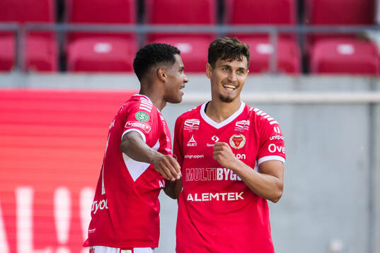 Kalmars Camil Jebara och Anthony Olusanya jublar