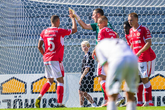 Kalmars Melker Hallberg och målvakt Samuel Brolin jublar