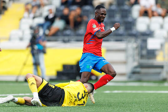 Helsingborgs Adam Akimey och Utsiktens målvakt Tom Amos