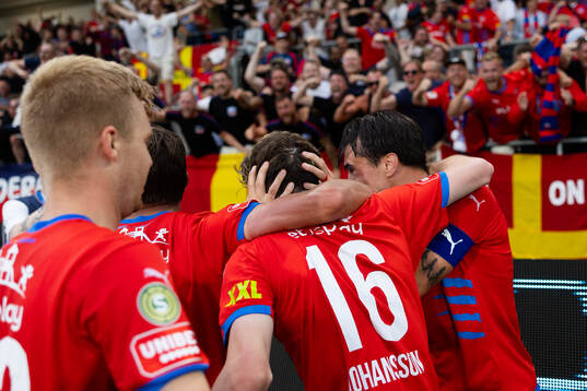 Helsingborgs Alexander Johansson jublar med lagkamrater
