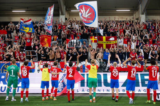 Helsingborgs spelare tackar klacken