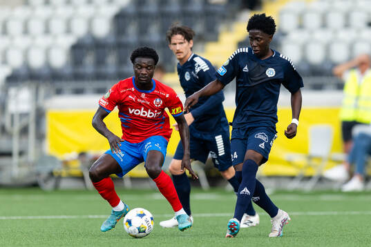 Helsingborgs Samuel Asoma och Utsiktens Abundance Salaou