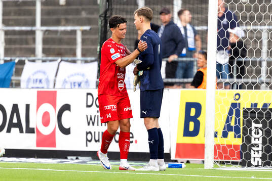 Värnamos Marcus Antonsson och målvakt Hugo Keto deppar