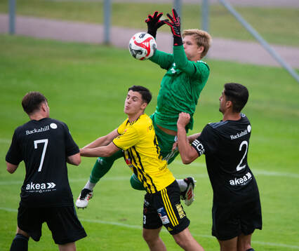 Ängelholms målvakt Lukas Bornandersson boxar bort
