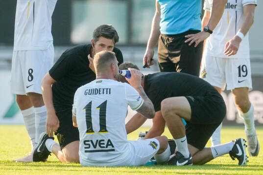 John Guidetti of AIK receives medicinal treatment