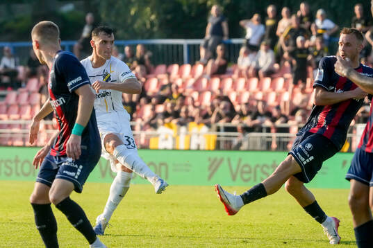 Aron Csongvai of AIK scores the 0-2 goal