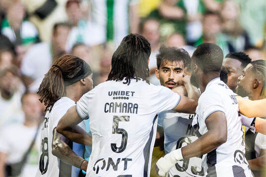 Montader Madjed of Hammarby in a discussion with Isaac